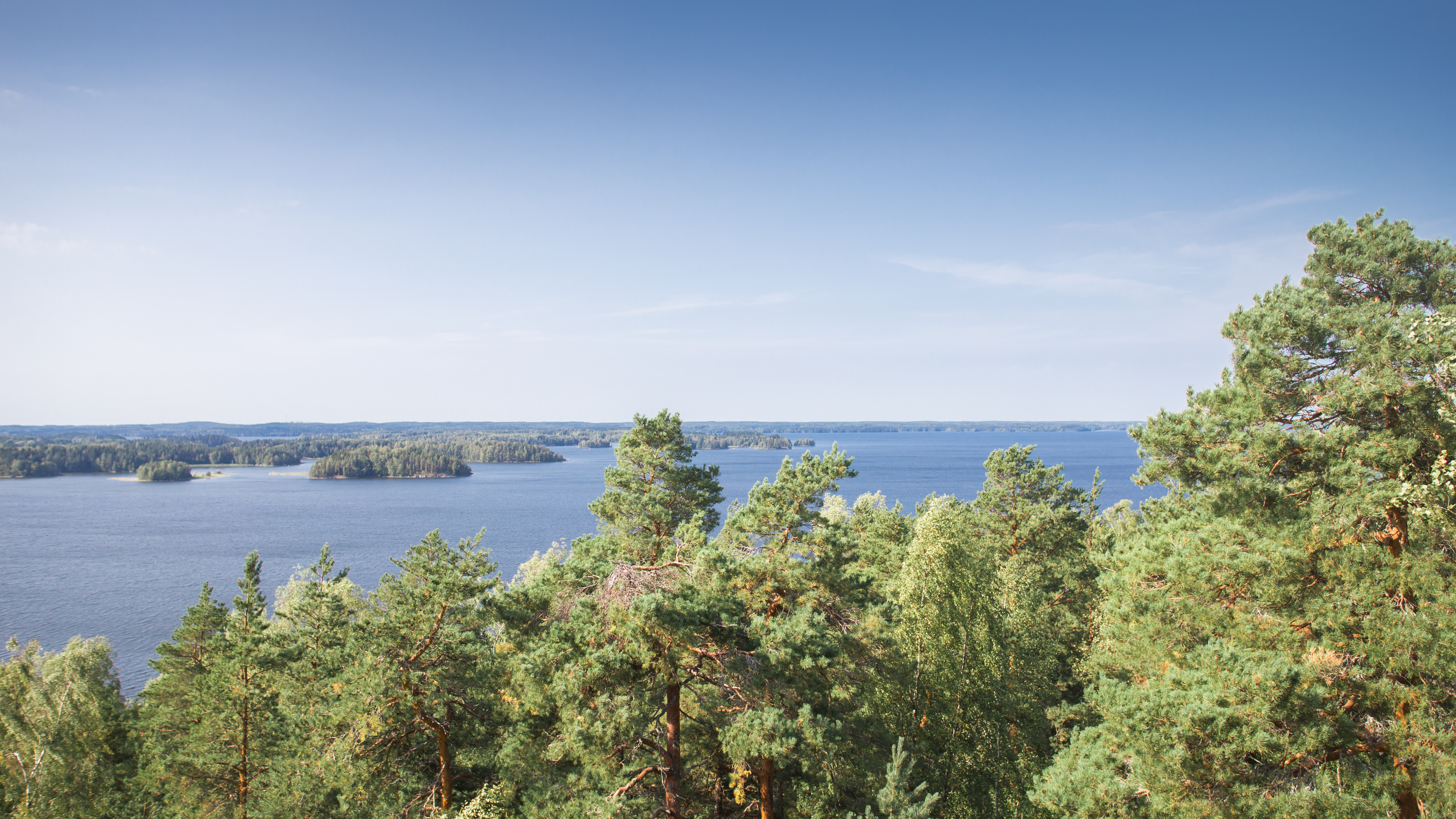 Upea järvinäkymä Vehoniemen näkötornista Kangasalta.