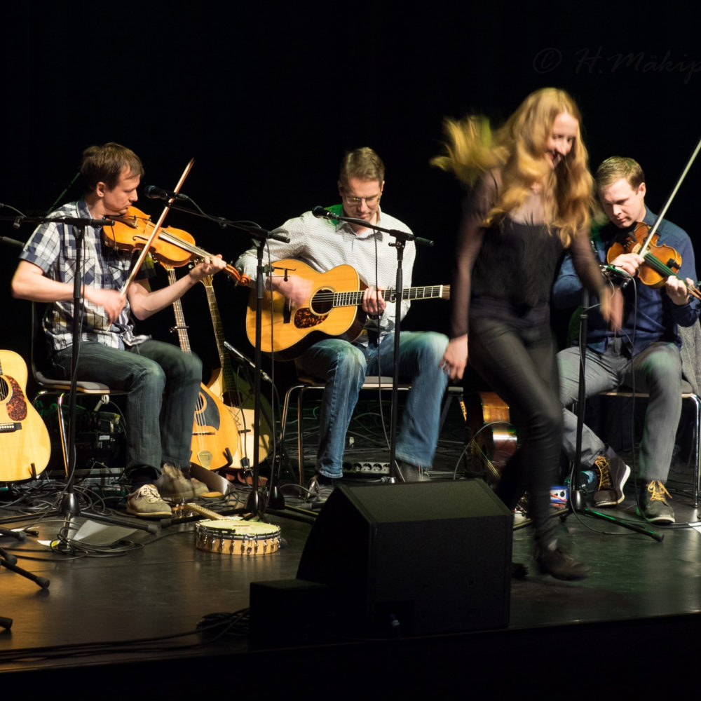 Eala-yhtye esiintyy irlantilaisten muusikkovieraiden kanssa Kangasala-talossa Kangasala Irish Festivalilla. Kuva: Harri Mäkipää.