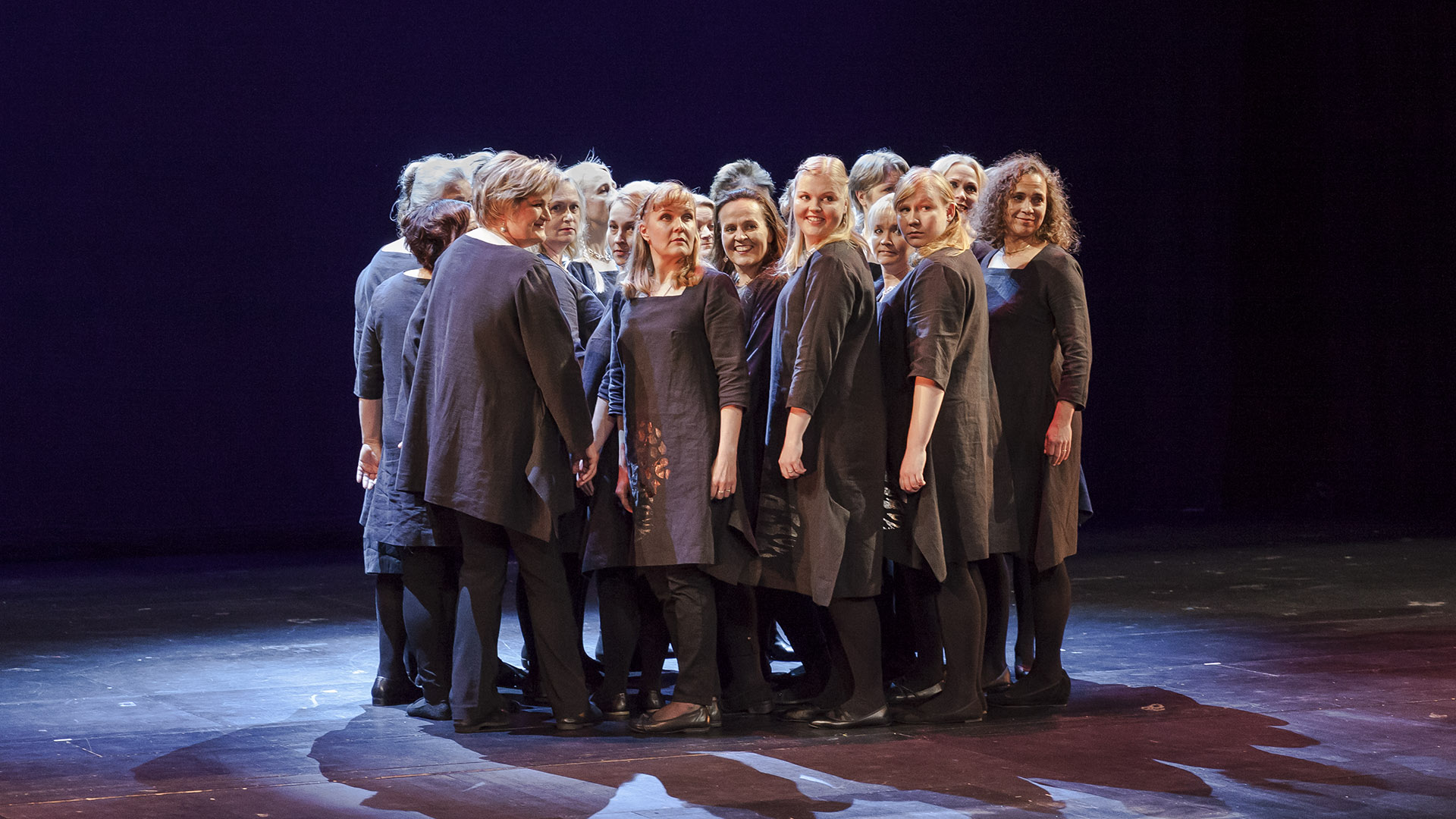 Naiskuoro Open Voice ja Eija Ahvo esittävät Eino Leinon runoihin sävellettyjä lauluja ja Edith Södergranin tekstejä Kangasala-talossa lokakuussa 2019.