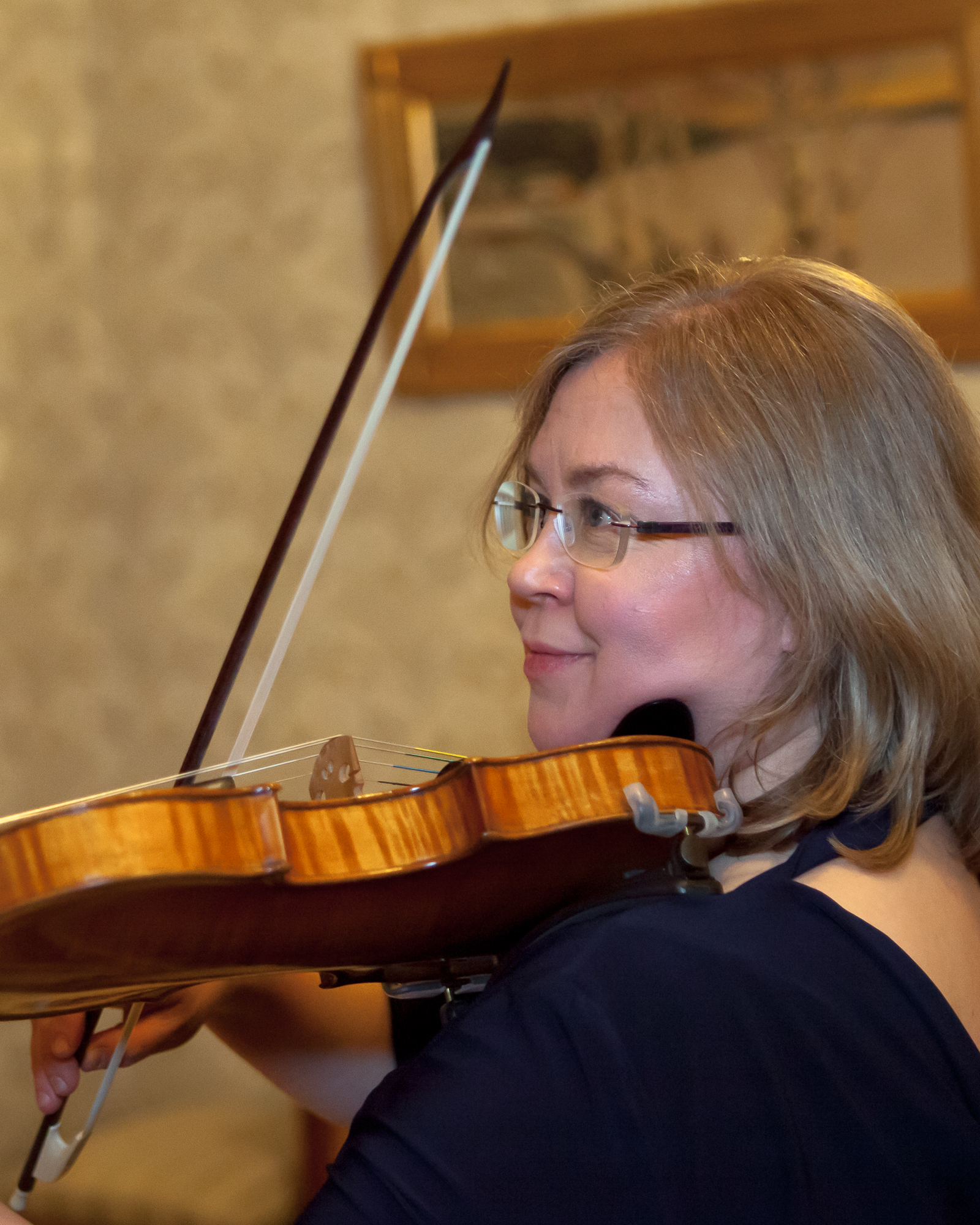 Tampereen Kamarimusiikkiseuran orkesteri solisteina viulistit Riikka Marttila ja Johanna Mattila esiintyy Kangasala-talossa toukokuussa 2020.
