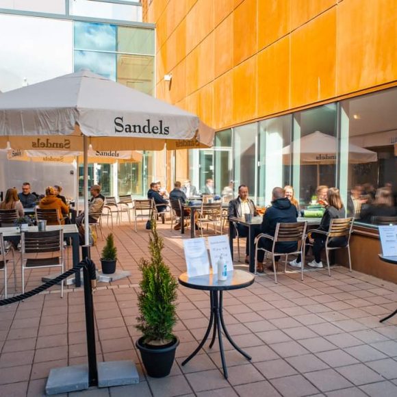 Kulttuuriravintola Jalmarin terassilla nautitaan auringosta ja tarjoiluista.