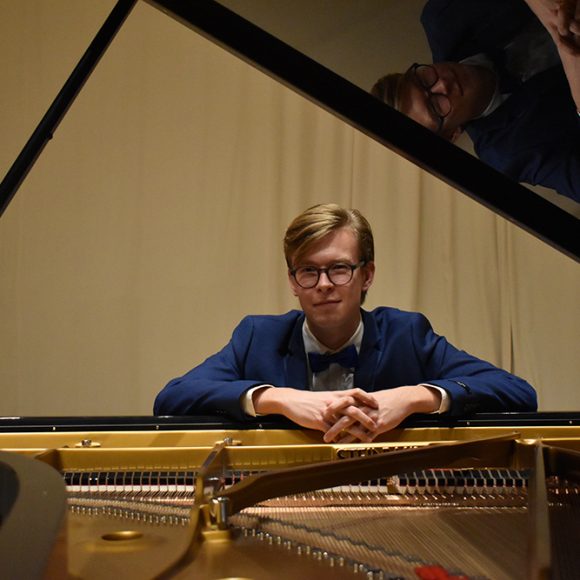 David Munk-Nielsen tulkitsee Kangasala-salissa mm. Maurice Ravelin ja Frédéric Chopinin musiikkia maaliskuussa 2022.