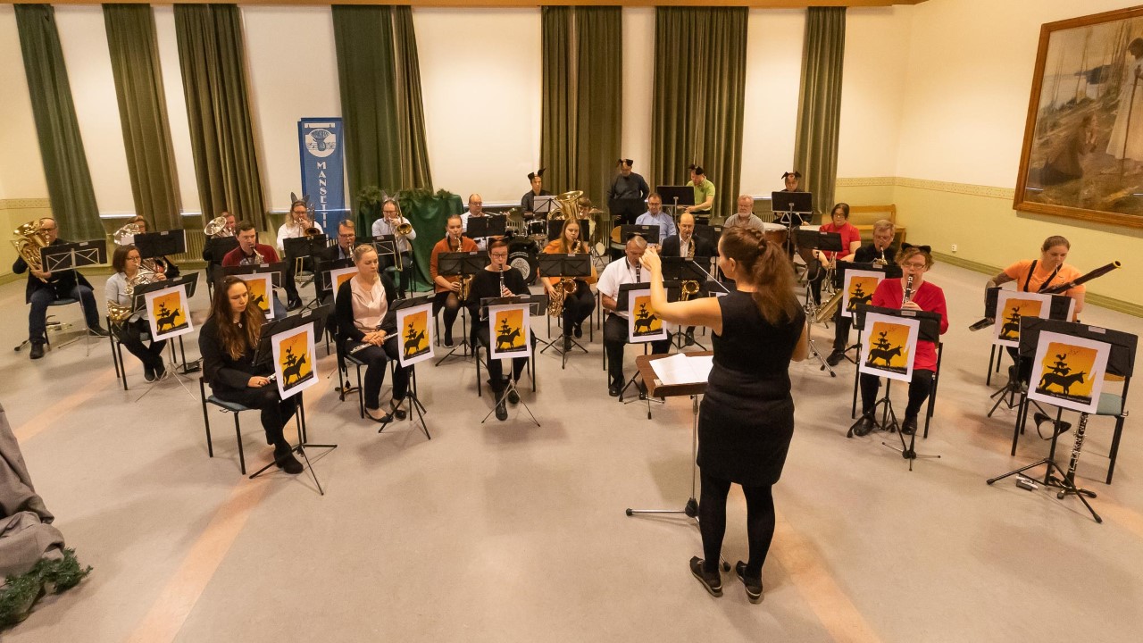 Tamperelainen puhallinorkesteri Mansetti esittää valloittavan musiikkisadun Bremenin soittoniekat Kangasala-talossa 2.2.2022.