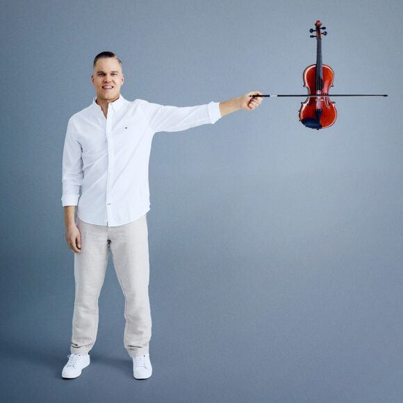 Nopeasti suursuosioon noussut ONEVIOLIN esiintyy Kangasala-talossa 10.10.2025.