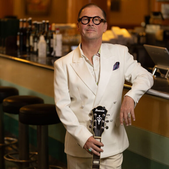 Soul-laulaja Sami Saari tarjoaa yhdessä Hämeenlinna Big Bandin kanssa svengaavan konserttielämyksen Kangasala-talossa 28.11.2025.