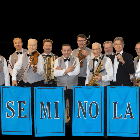 Vintage-orkesteri Seminola tarjoilee iskelmiä George de Godzinskyn sävelkynästä Kangasala-talossa 22.10.2025.