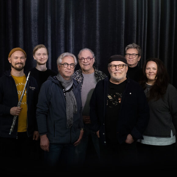 Legendaarinen suomalainen progeyhtye Tabula Rasa tekee paluun! Kangasala-talossa 13.2.2026 kuullaan klassikkokokoonpano, jossa mukana alkuperäisjäseniä ja uusia sukupolvia.