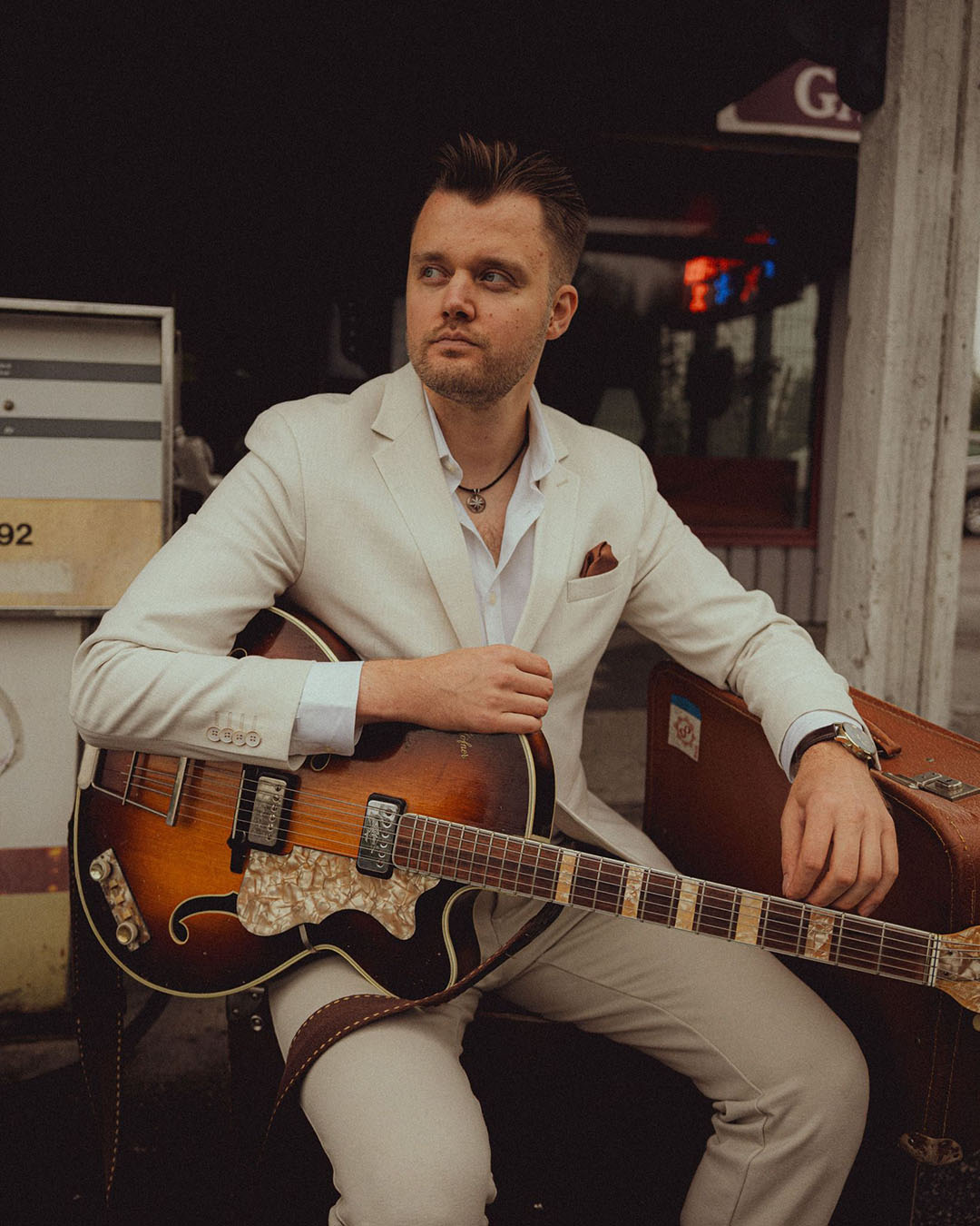 Aukusti Koivisto yhdistelee musiikissaan amerikkalaista juurimusiikkia suomalaiseen iskelmään ja poppiin. Uuden albumin kappaleet ja vanhat suosikit livenä Kangasala-talossa 8.5.2026!