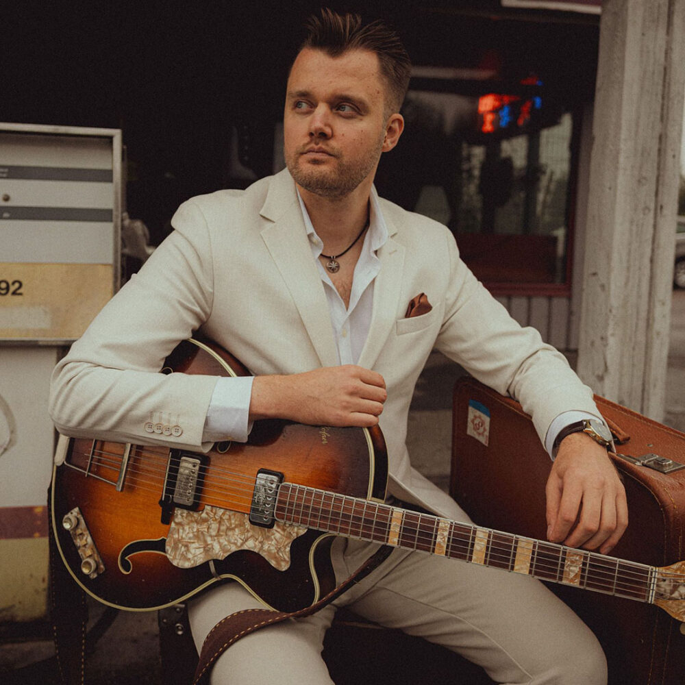 Aukusti Koivisto yhdistelee musiikissaan amerikkalaista juurimusiikkia suomalaiseen iskelmään ja poppiin. Uuden albumin kappaleet ja vanhat suosikit livenä Kangasala-talossa 8.5.2026!