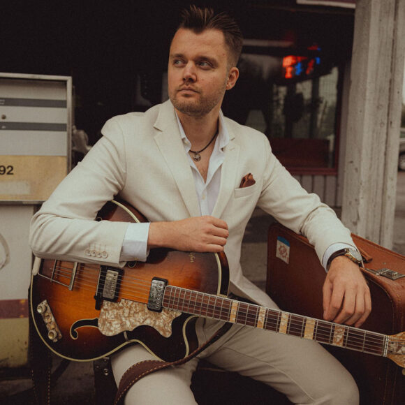 Aukusti Koivisto yhdistelee musiikissaan amerikkalaista juurimusiikkia suomalaiseen iskelmään ja poppiin. Uuden albumin kappaleet ja vanhat suosikit livenä Kangasala-talossa 8.5.2026!