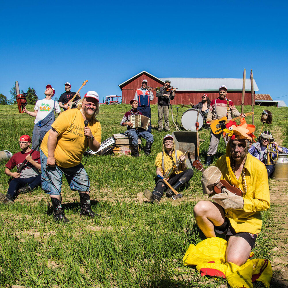 Rehupiikles saapuu Kangasala-taloon 21.3.2026! Luvassa on hulvaton huumorishow, jossa Etelä-Pohjanmaan murteella käännetyt rock-klassikot ja tiukka soitto kohtaavat kumisaappaat ja Jussi-paidat. Koe huumorirockin parhaat palat livenä.
