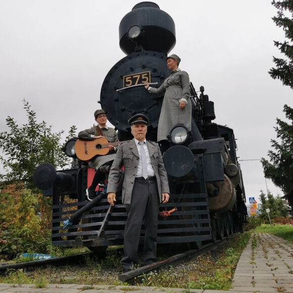 Musiikkinäytelmä Viimeinen ilta Kannaksella vie katsojan kesään 1943 – Juha Repo ja Kannaksen pojat esittävät koskettavia sota-ajan sävelmiä Kangasala-talossa 12.3.2026.