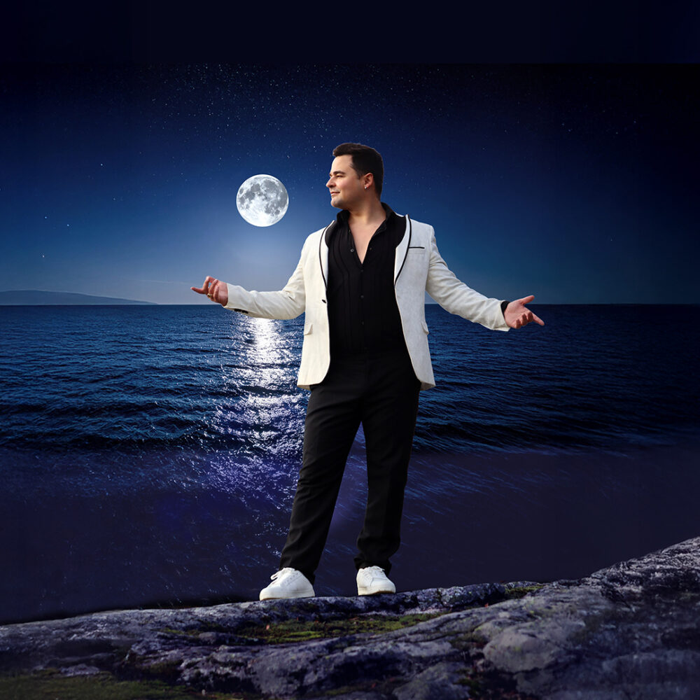 Amadeus Lundbergin Hopeinen kuu -kiertue saapuu Kangasala-taloon 18.3.2026. Luvassa on tunnelmallinen konsertti, jossa kuullaan ikivihreitä tangoja ja italialaisia iskelmiä. Varaa lippusi nyt!