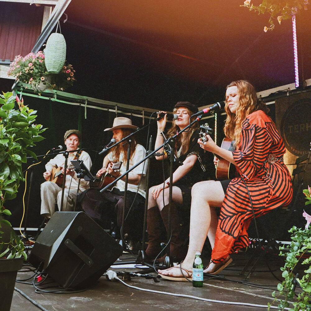 Folk Saimaa tarjoilee rakastetun ja palkitun Saimaa-yhtyeen musiikkia intiimillä kvartettikokoonpanolla Kangasala-talossa 18.2.2026.