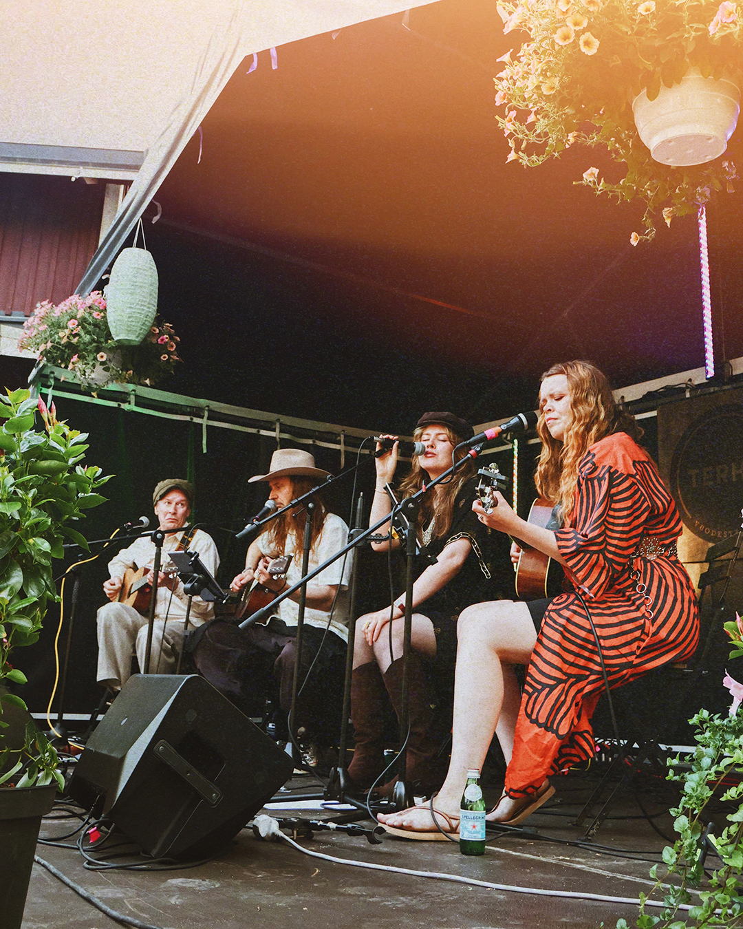 Folk Saimaa tarjoilee rakastetun ja palkitun Saimaa-yhtyeen musiikkia intiimillä kvartettikokoonpanolla Kangasala-talossa 18.2.2026.