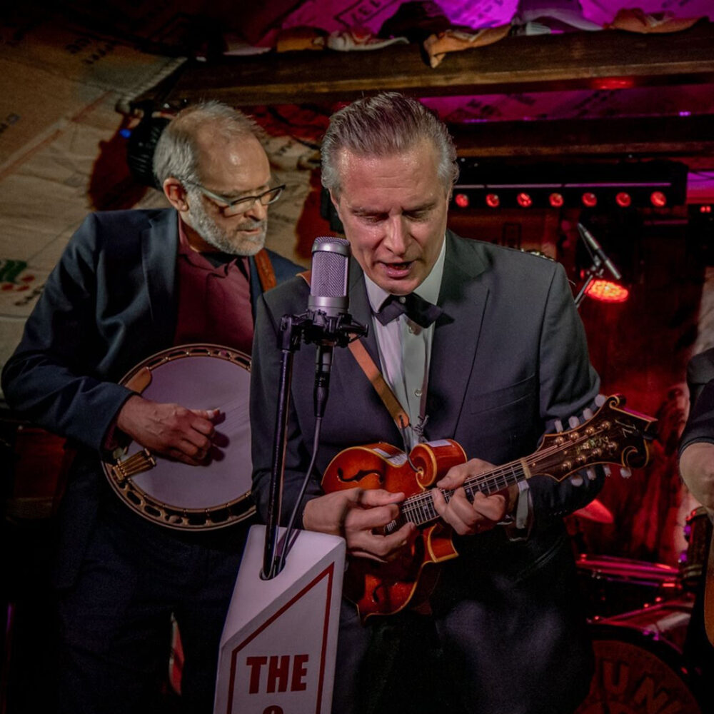 Jussi Syren And The Groundbreakersin akustinen bluegrass-konsertti Kangasala-talossa 26.3.2026. Luvassa juurimusiikkia, upeaa harmonialaulua ja tyylikkäitä sovituksia klassikoista.