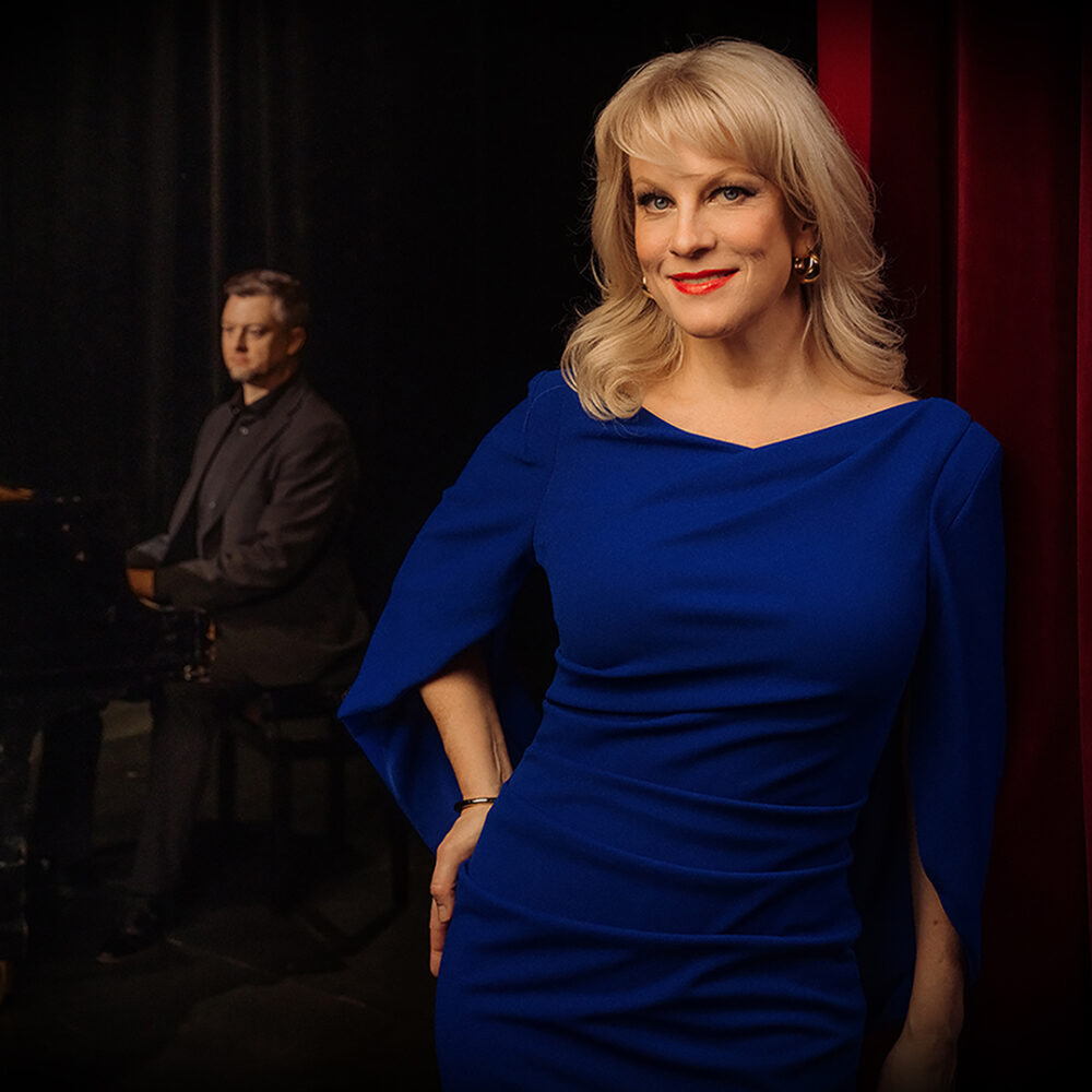 Koe Laura Voutilainen ensi kertaa livenä Kangasala-talossa lauantaina 18.4.2026! Illan aikana kuullaan rakastetuimpia hittejä ja uusia sävelmiä Pete Nikkisen säestyksellä.