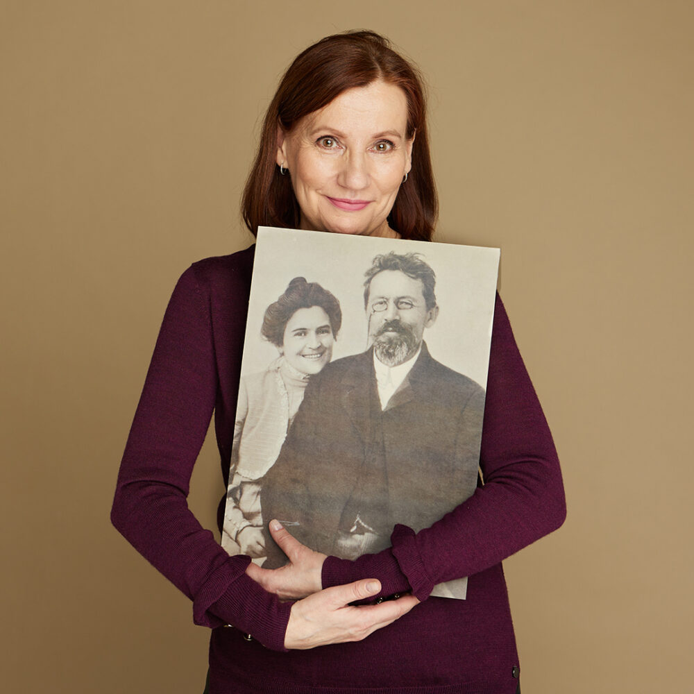 Elina Mustosen musiikkiteatteriesitys tuo lavalle Olga Knipperin ja Anton Tšehovin rakkaustarinan Kangasala-talossa 25.2.2026. Mukana Olli Mustosen säveltämä musiikki ja Johanna Freundlichin käsikirjoitus.