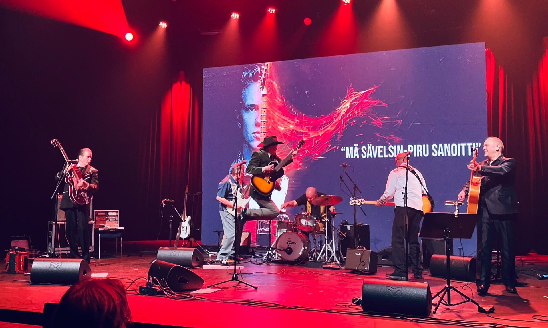 Sherwoodin Mies -elokuvakonsertti Kangasala-talossa 19.3.2026: dokumentti Alpo ”Aikka” Hakalan elämästä ja huippubändin livekeikka.