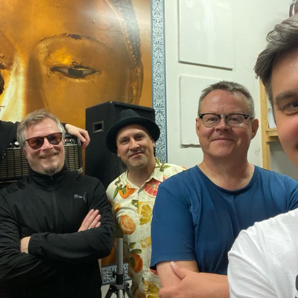 Goldrust tuo Neil Youngin & Crazy Horsen rokkaavan tuotannon Kangasala-taloon 18.11.2026. Luvassa murinaa, jytinää ja kauniita melodioita, kun viisihenkinen kokoonpano tulkitsee Youngin musiikkia. Varaa paikkasi valaisemaan marraskuuta!