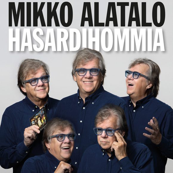 Mikko Alatalo: Hasardihommia - Maalaispojan matkakertomus 28.10.2026 Kangasala-talossa on audiovisuaalinen elämäkertakonsertti läpi musiikkineuvos Mikko Alatalon elämäntarinan.