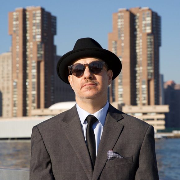 Yhdysvaltalainen Hammond‑urkujen mestari Brian Charette saapuu Kangasala‑taloon 23.9.2026 yhdessä Mathias Sandbergin ja Teppo Mäkysen kanssa. Groovaavaa soul‑jazzia kivenheiton päässä Tampereelta.