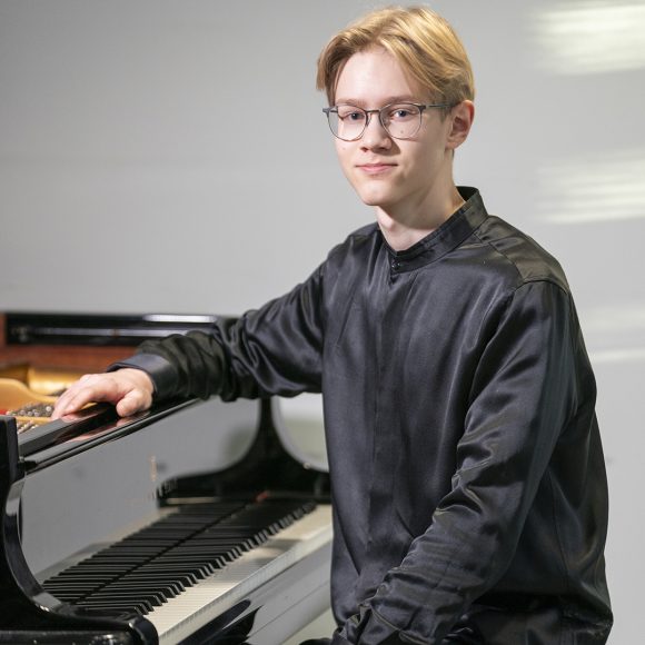 Kangasalalainen nuori pianovirtuoosi Antti Pimiä esiintyy Kangasala-talossa 21.5.2026.