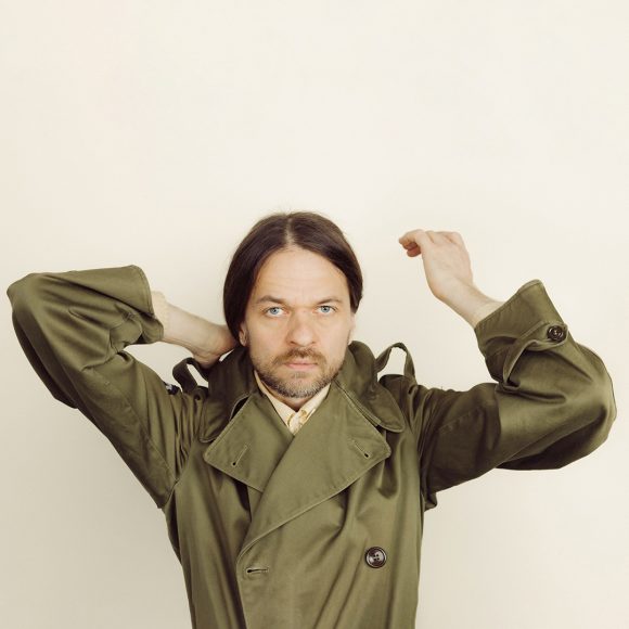 Monipuolinen kitaristi ja lauluntekijä Timo Kämäräinen saapuu Kangasala-taloon 4.12.2026. Konsertissa kuullaan mm. uutta musiikkia Laulu pelastaa -albumilta.