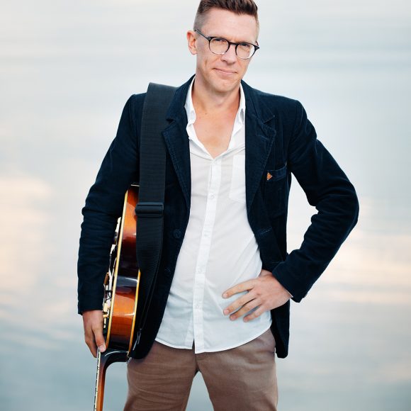 Yhdysvaltalainen Hammond‑urkujen mestari Brian Charette saapuu Kangasala‑taloon 23.9.2026 yhdessä Mathias Sandbergin ja Teppo Mäkysen kanssa. Groovaavaa soul‑jazzia kivenheiton päässä Tampereelta.