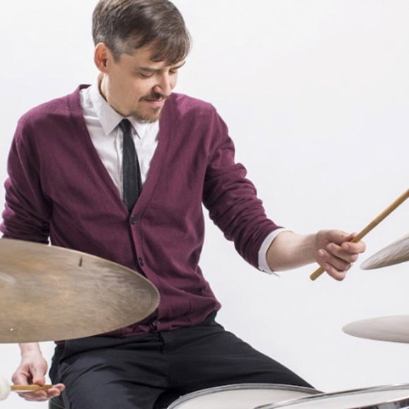 Yhdysvaltalainen Hammond‑urkujen mestari Brian Charette saapuu Kangasala‑taloon 23.9.2026 yhdessä Mathias Sandbergin ja Teppo Mäkysen kanssa. Groovaavaa soul‑jazzia kivenheiton päässä Tampereelta.