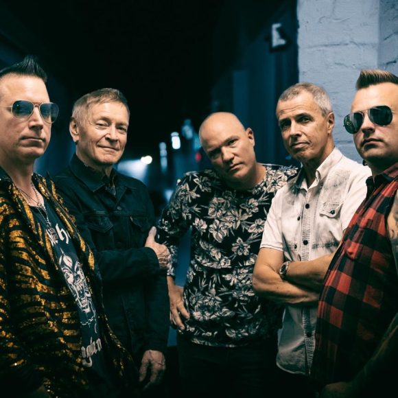 Koe Hurriganesin klassikot livenä Kangasala-talossa 29.10.2026! Black Devils feat. Ile Kallio & Janne Louhivuori tarjoilee unohtumattoman rock-illan täynnä hittejä, harvinaisuuksia ja uutta musiikkia.