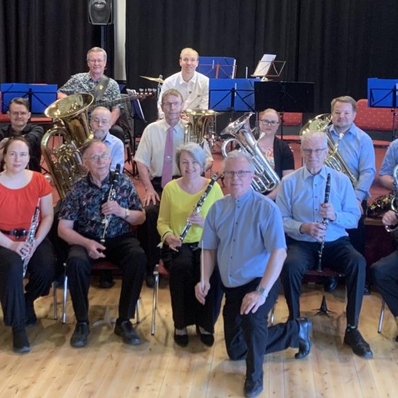 Tule Kangasala-taloon 6.5.2026 kuulemaan Kangasalan soittokunnan ikivihreitä säveliä tai tanssimaan niiden tahdissa!