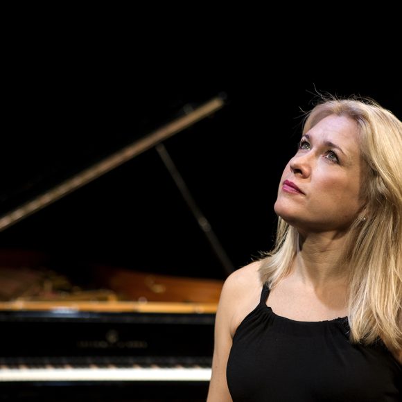 Pianisti Heini Kärkkäisen Näyttelykuvia‑konsertti Kangasala‑talossa 27.10.2026. Modest Musorgskin ikoninen teos vie kuulijan musiikilliselle kierrokselle taiteen maailmaan.