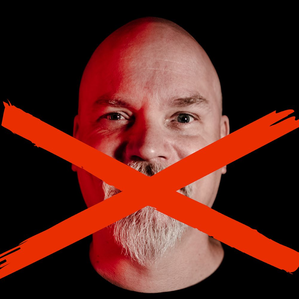 Niko Kivelä lähtee uransa suurimmalle stand up -kiertueelle syksyllä 2026. Kangasala-talossa 17.9.2026 esiintyvän hauskuuttajan esitys käsittelee sananvapautta.