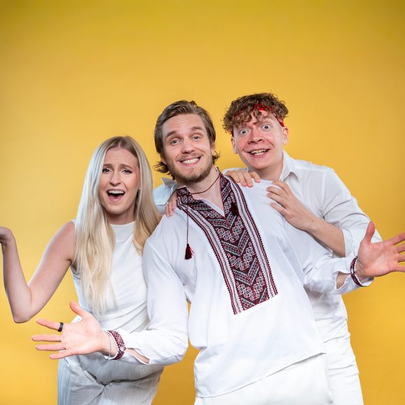 TubeTrio – JuhoFlow, Satusetä ja Tiia Weckström – saapuvat Kangasalle 8.8.2026 tuoden mukanaan hulvattoman show’n täynnä sketsejä, musiikkia ja yleisön osallistamista. Supertubettajien spektaakkeli vain lyhyen matkan päässä Tampereelta – tule kokemaan elämys, jota et näe ruudulta!