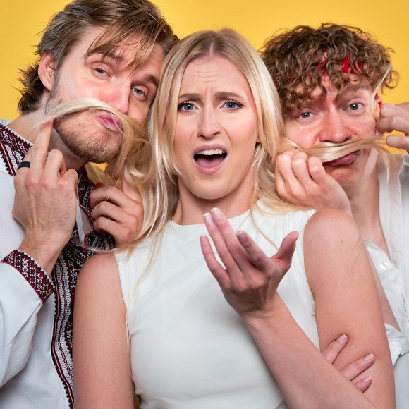 TubeTrio – JuhoFlow, Satusetä ja Tiia Weckström – saapuvat Kangasalle 8.8.2026 tuoden mukanaan hulvattoman show’n täynnä sketsejä, musiikkia ja yleisön osallistamista. Supertubettajien spektaakkeli vain lyhyen matkan päässä Tampereelta – tule kokemaan elämys, jota et näe ruudulta!