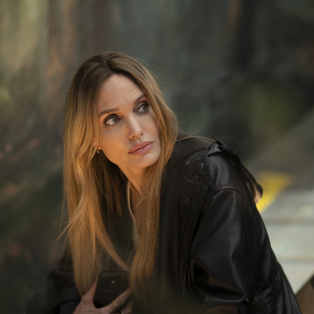 Angelina Jolien tähdittämä Pariisin muotiviikkojen kiihkeään sykkeeseen sijoittuva elegantti draamaelokuva Couture – Muodin ehdoilla Kangasala-talon K-Kinossa kesä-heinäkuussa 2026.