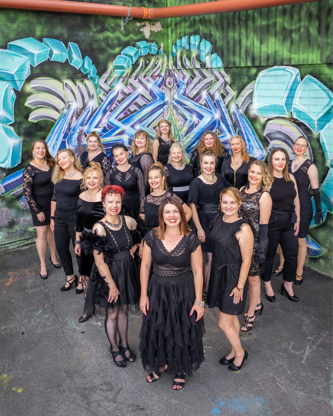 Highway to Pikkujoulu Kangasala‑talossa 27.11.2026 – a cappella ‑yhtye Dominutz juhlii 20 vuottaan svengaavassa pikkujoulukonsertissa kivenheiton päässä Tampereelta.