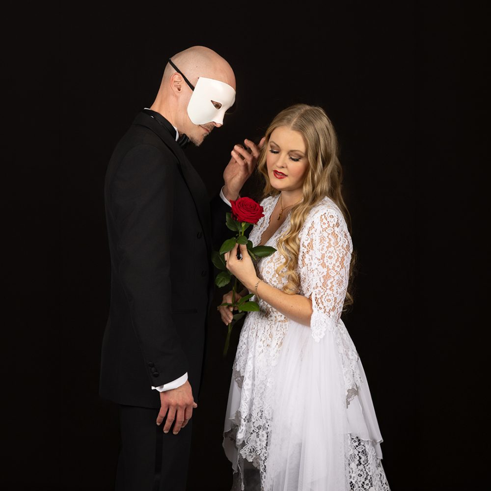 Kaunotar ja kummitus Kangasala-talossa 18.3.2027. Marika Hölttä, Ville Rusanen ja Jukka Nykänen tulkitsevat musikaalien rakastetuimpia lauluja.
