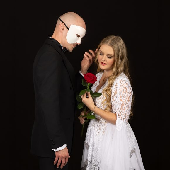 Kaunotar ja kummitus Kangasala-talossa 18.3.2027. Marika Hölttä, Ville Rusanen ja Jukka Nykänen tulkitsevat musikaalien rakastetuimpia lauluja.
