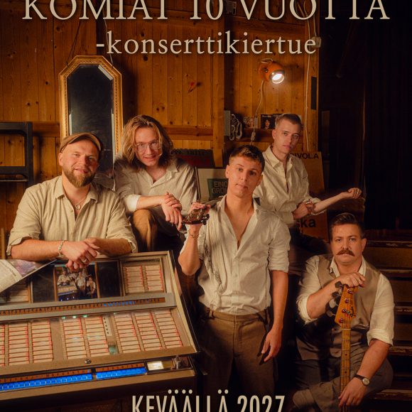 Komiat juhlii 10-vuotista taivaltaan Kangasala-talossa 8.4.2027. Konsertissa kuullaan yhtyeen suurimmat hitit ja yleisön toivekappaleita vuosien varrelta.