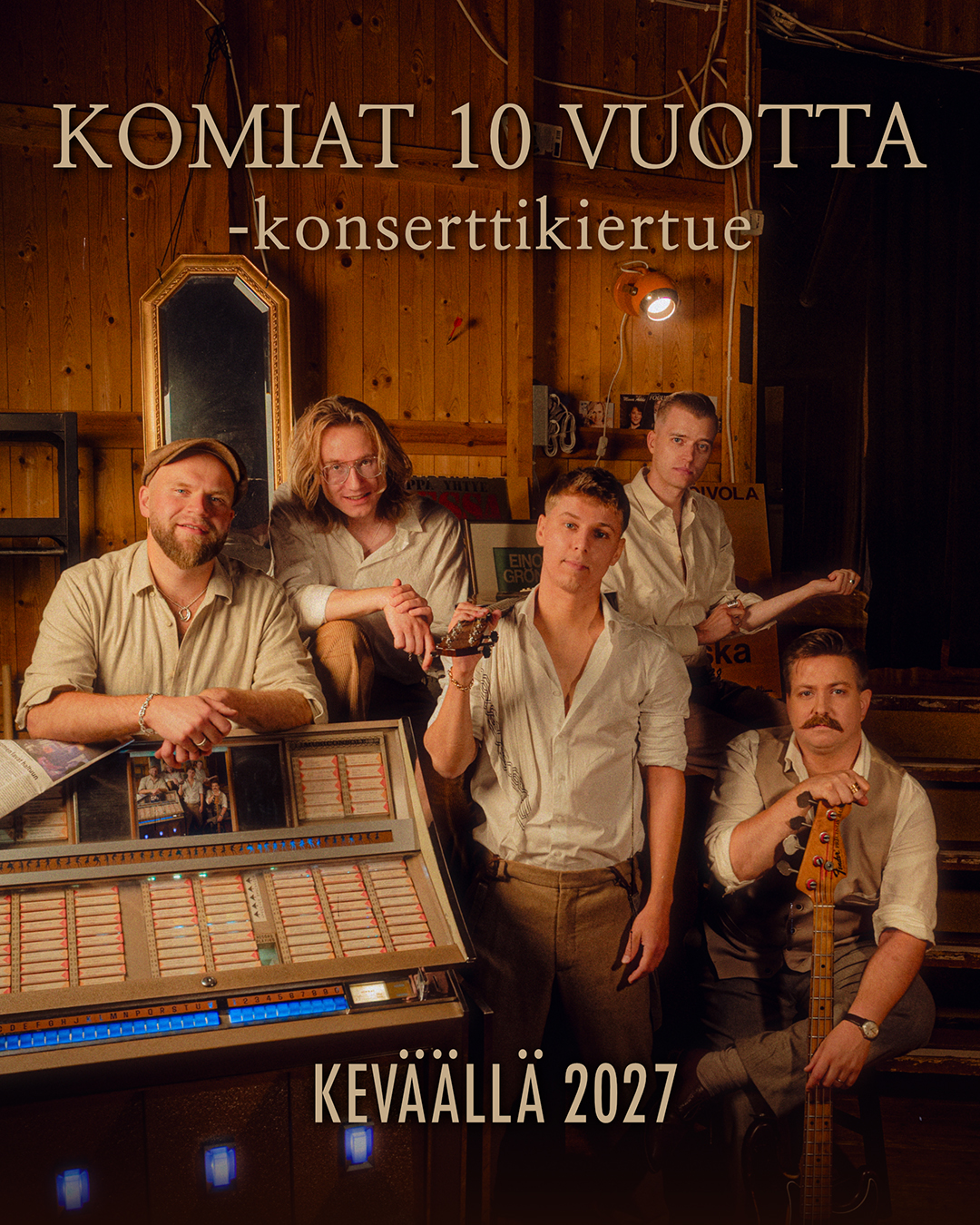 Komiat juhlii 10-vuotista taivaltaan Kangasala-talossa 8.4.2027. Konsertissa kuullaan yhtyeen suurimmat hitit ja yleisön toivekappaleita vuosien varrelta.