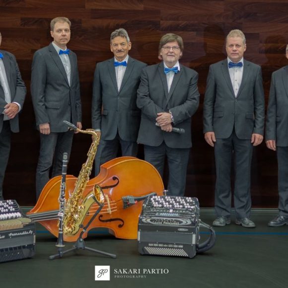 Suomi 110 v. -viihdekonsertti Kangasala-talossa 27.4.2027. Koe sota-ajan rakastetut laulut, viihdemusiikki ja ikivihreät sävelmät.