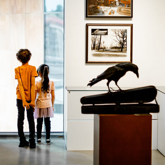 Lapsia tutustumassa taidemuseon pysyvään näyttelyyn Kimmo Pyykkö: Pitkän matkan ateljee.